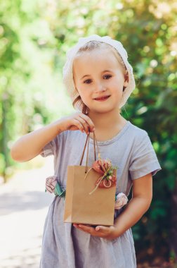 hediye paketi ile küçük kız