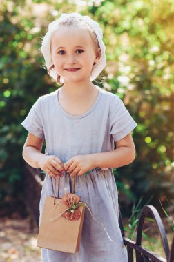 hediye paketi ile küçük kız