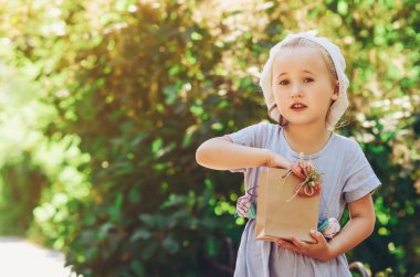 hediye paketi ile küçük kız