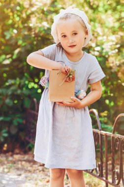 hediye paketi ile küçük kız