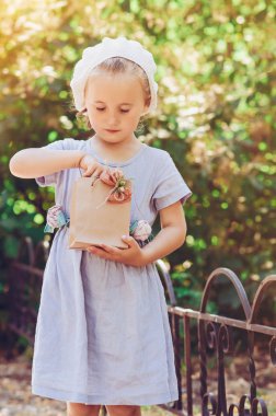 hediye paketi ile küçük kız