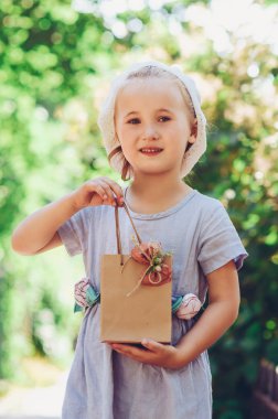 hediye paketi ile küçük kız