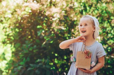 hediye paketi ile küçük kız