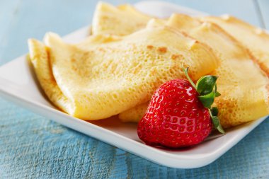 Kızarmış kek çilek kahvaltı plaka üzerinde