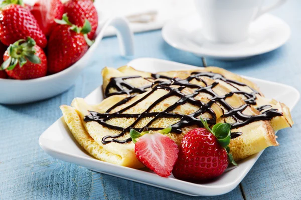 Crêpes aux fraises et petit déjeuner au chocolat — Photo