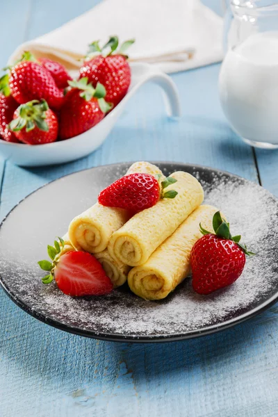 Panqueques enrollados con fresas desayuno — Foto de Stock