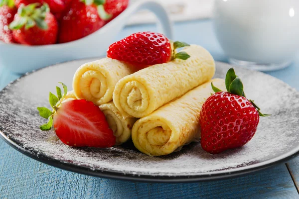 Panqueques enrollados con fresas desayuno — Foto de Stock