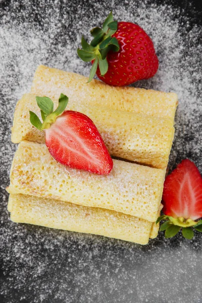 Panqueques enrollados con fresas desayuno — Foto de Stock