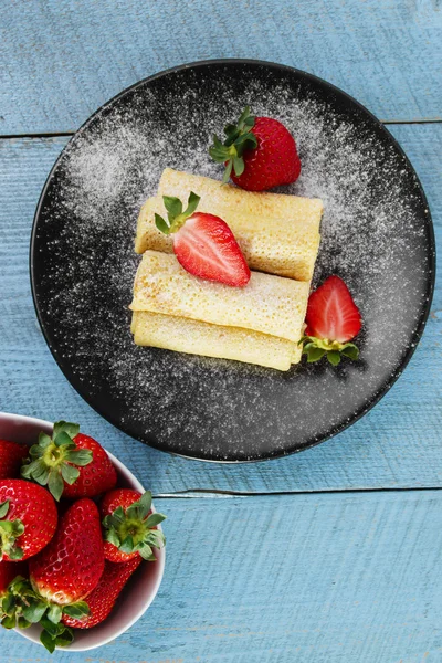 Rolled pancakes with strawberries breakfast — Stock Photo, Image