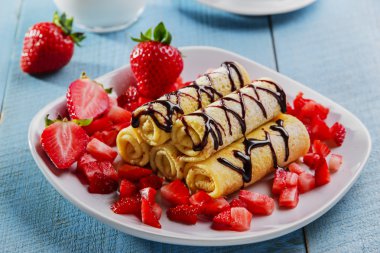 Krep çilek ve çikolata kahvaltı ile haddelenmiş