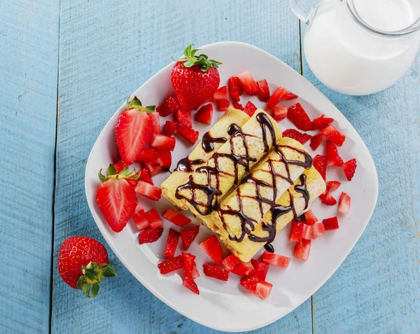 Tortitas enrolladas con fresas y desayuno de chocolate —  Fotos de Stock