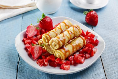 Krep çilek ve karamel kahvaltı ile haddelenmiş