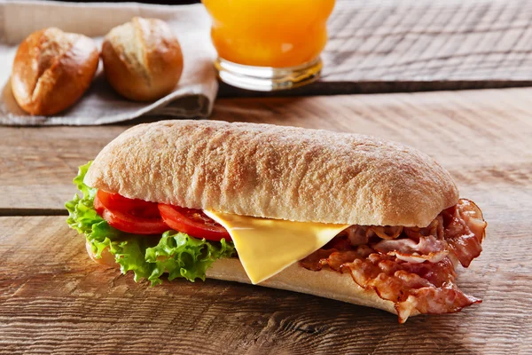 Sandwich met gebakken spek kaas tomaat ciabatta — Stockfoto