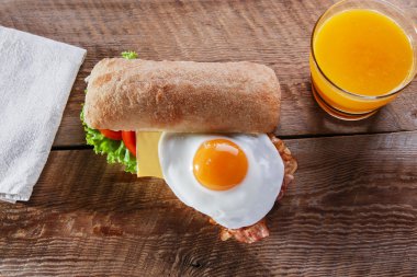 Sandviç domates pastırma peynir ve yumurta ile