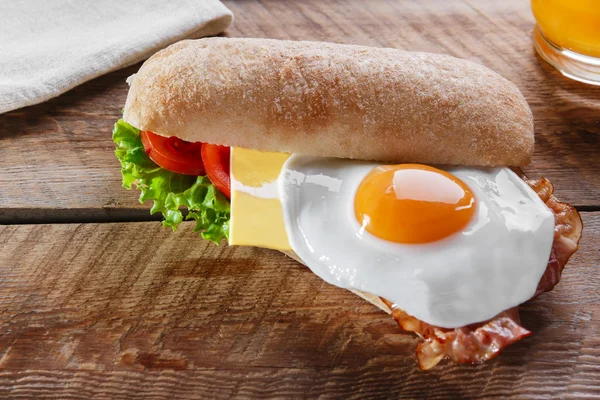 Kanapka z serem boczek pomidora i jajko — Zdjęcie stockowe