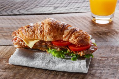 Kızarmış domuz pastırması peynir domates kruvasan sandviç