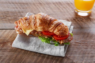 Kızarmış domuz pastırması peynir domates kruvasan sandviç