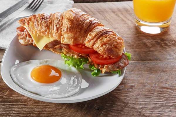 Sandwich croissant met gebakken spek kaas tomaat ontbijt en het ei — Stockfoto