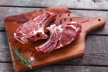 Dana kuzu biftek ham pirzola kemik üzerinde