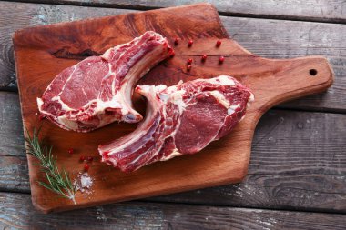 Dana kuzu biftek ham pirzola kemik üzerinde