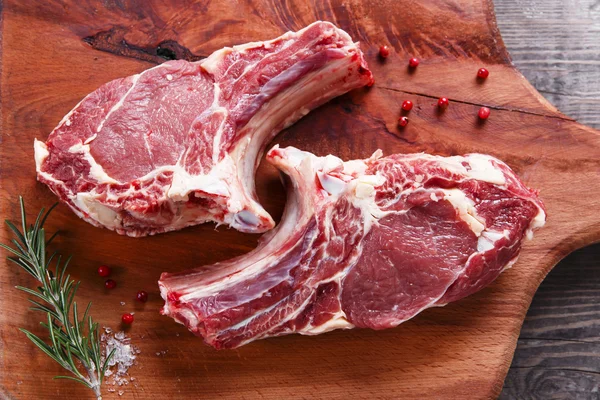 Dana kuzu biftek ham pirzola kemik üzerinde