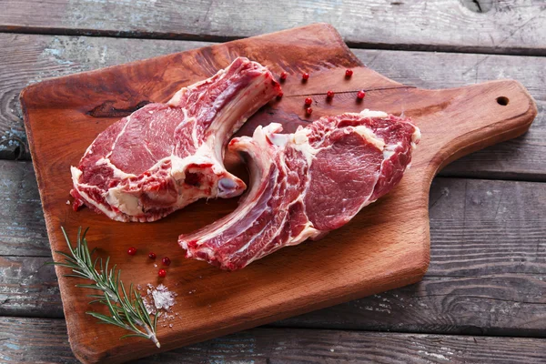 Dana kuzu biftek ham pirzola kemik üzerinde