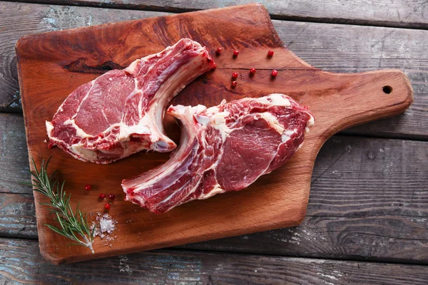 Dana kuzu biftek ham pirzola kemik üzerinde