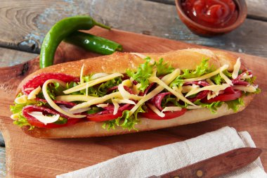 sandviç baget peynir salam domates sosu ve otlar