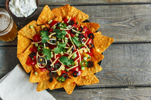 Mexikanische Tortilla-Chips mit Käsetomaten schwarze Oliven Pfeffersauce — Stockfoto