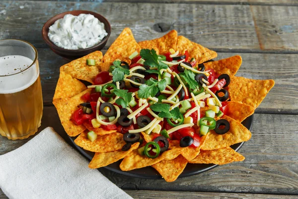 Mexikanische Tortilla-Chips mit Käsetomaten schwarze Oliven Pfeffersauce — Stockfoto