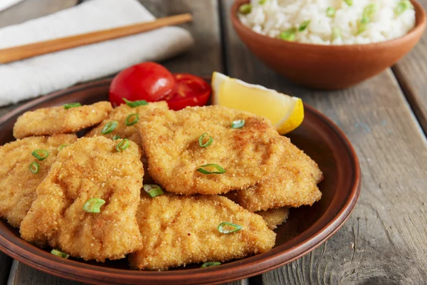 Escalope de chuleta de schnitzel tostado con arroz con tomate limón — Foto de Stock