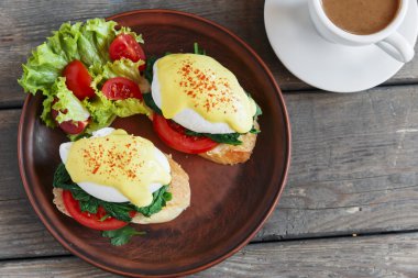 haşlanmış yumurta benedict ıspanak ve domates ile