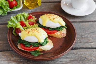 haşlanmış yumurta benedict ıspanak ve domates ile