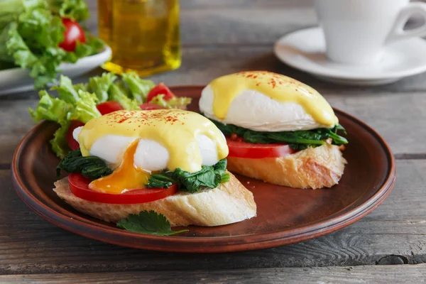 Poached eggs benedict with spinach and tomato — Stock Photo, Image