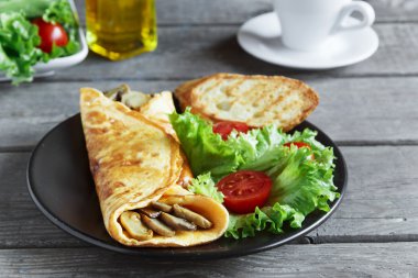 bir tabak salata ve domates ile mantarlı omlet