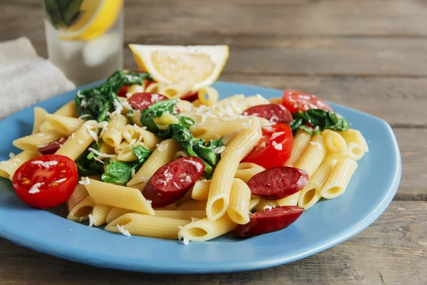 Pasta con salchichas de tomate y queso de espinacas — Foto de Stock