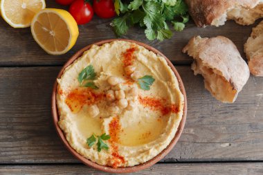 Sağlıklı ev yapımı krem humus zeytinyağı ve pide ile