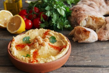 Sağlıklı ev yapımı krem humus zeytinyağı ve pide ile