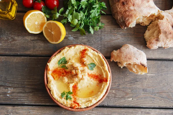 Hummus crémeux maison sain à l'huile d'olive et à la pita — Photo