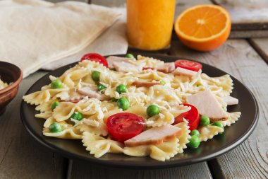 Jambon ve yeşil bezelye domates peynirli makarna