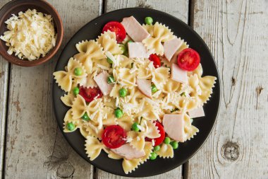 Jambon ve yeşil bezelye domates peynirli makarna