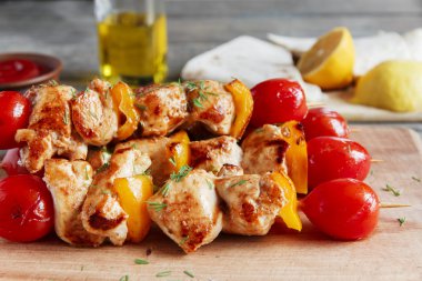 Tavuk şiş ile biber domates Ahşap şiş