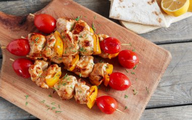 Tavuk şiş ile biber domates Ahşap şiş