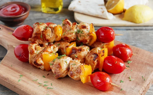 Frango shish kebab com espetos de madeira de tomate pimenta — Fotografia de Stock