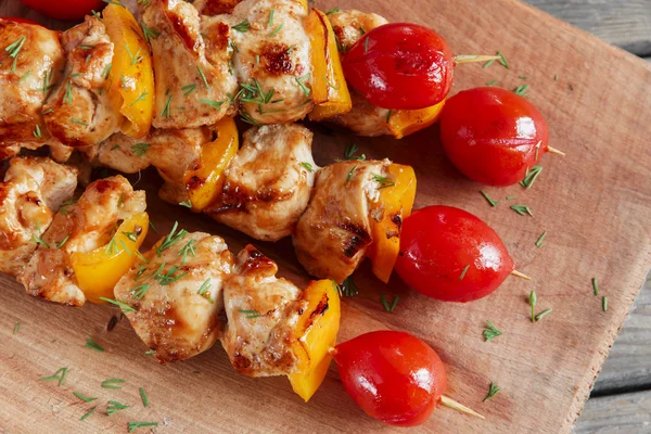 Frango shish kebab com espetos de madeira de tomate pimenta — Fotografia de Stock