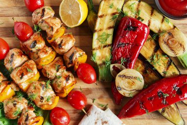 tavuk kebap şiş ızgara sebzeler barbekü ile