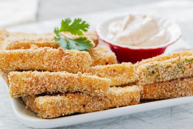 Peynir ve beyaz soslu kızarmış kabak tava