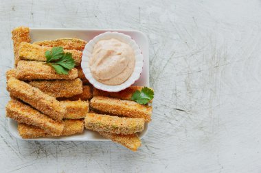 Peynir ve beyaz soslu kızarmış kabak tava