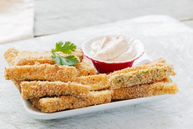 Peynir ve beyaz soslu kızarmış kabak tava