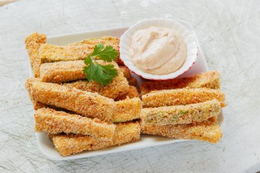 Peynir ve beyaz soslu kızarmış kabak tava